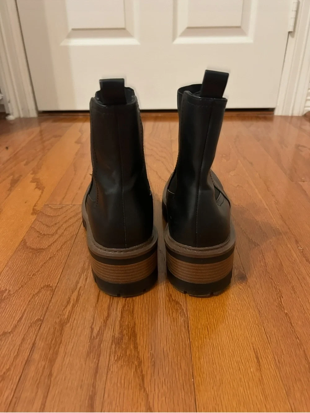 Black Chelsea Lug Sole Ankle Boots Women's Size 8.5 Modern Chunky Platform